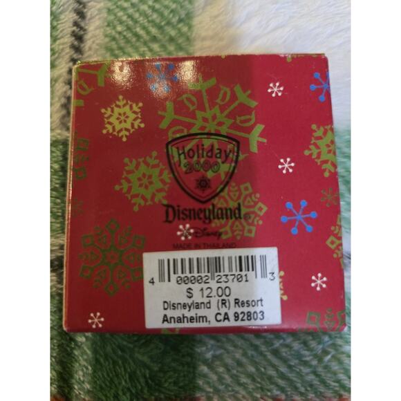 VTG Disney’s Pooh’s Very Merry Holiday “2000” ceramic Christmas Ornament - Picture 4 of 4